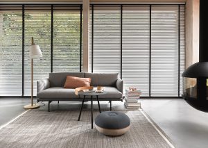 Luxaflex gardiner i erhvervslokale med sofa og puf